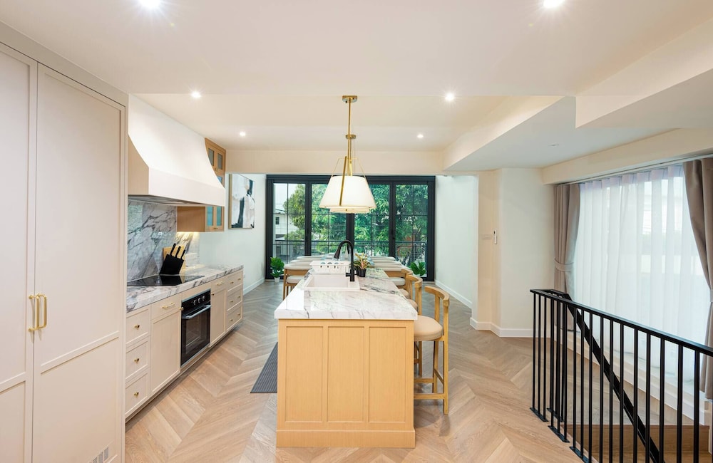 Stylish 5BR Poolhouse & Theater 2mins to BTS