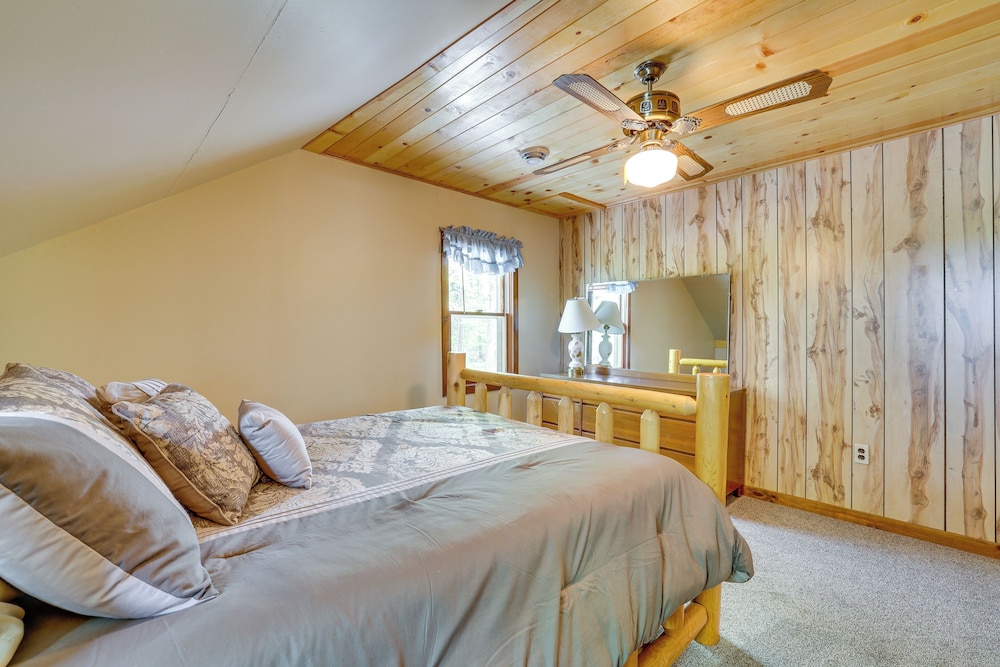 Hatfield Family Home on Lake Arbutus: Boat & Hike