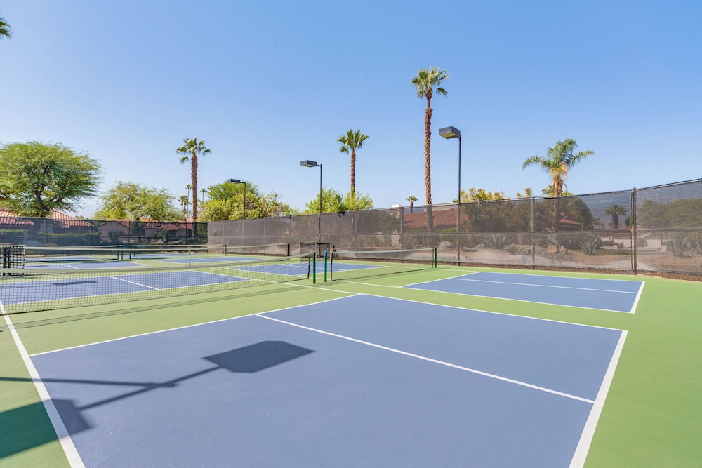 In Golf Course Community: Palm Desert Escape!