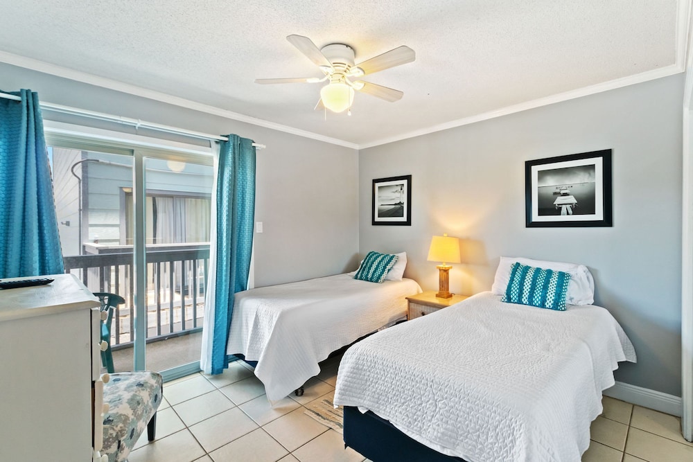2BR Condo Beach Access Pool and Walk to Hangout