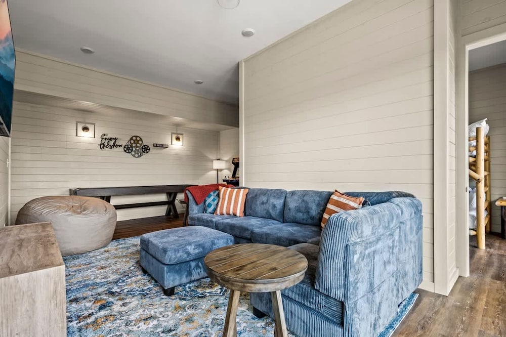 NEW Lake View Indoor Pool Sleeps 14 Hot Tub