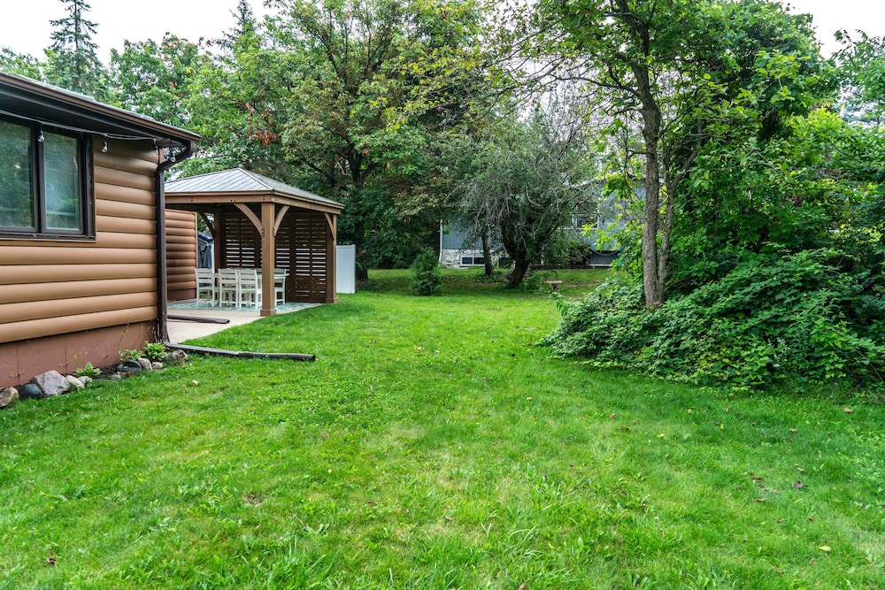 Highway Chalet - Centrally Located to Area Attractions!