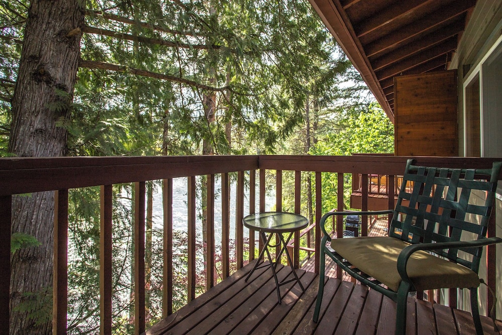 All Seasons River Inn