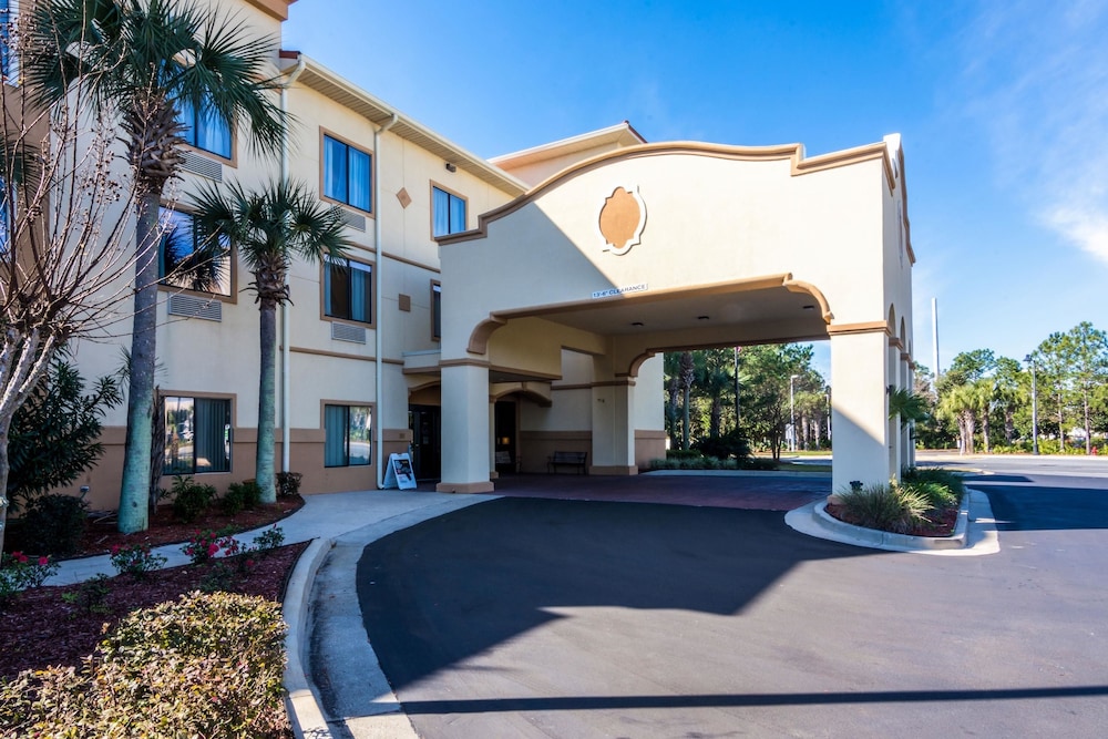Hotel Comfort Suites Panama City Beach - Image 1