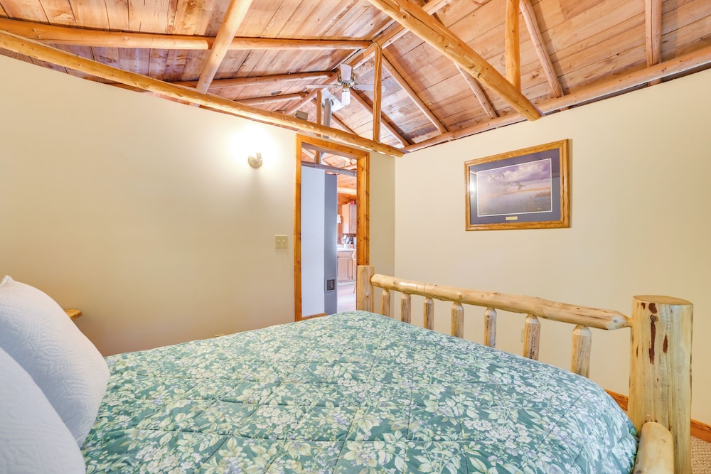 Steps to Lakefront: Dog-friendly Cabin in Levering