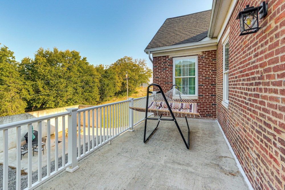 5,000 Sq Ft Antebellum Farmhouse 3 Mi to Antietam!