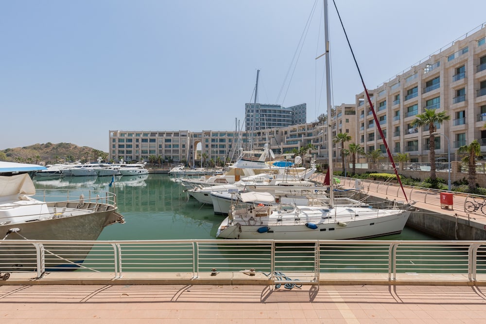 High Class Condo at Marina by FeelHome