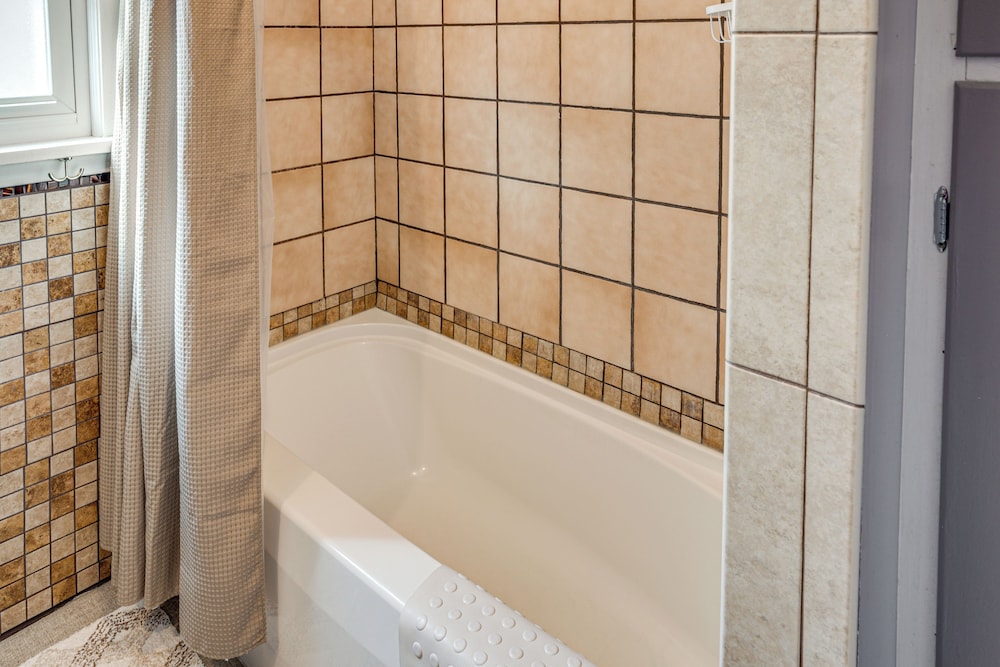 Fishing & Skiing Base! Residential Bozeman Escape