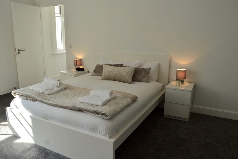Spacious 3 Bedroom Flat in the City Centre