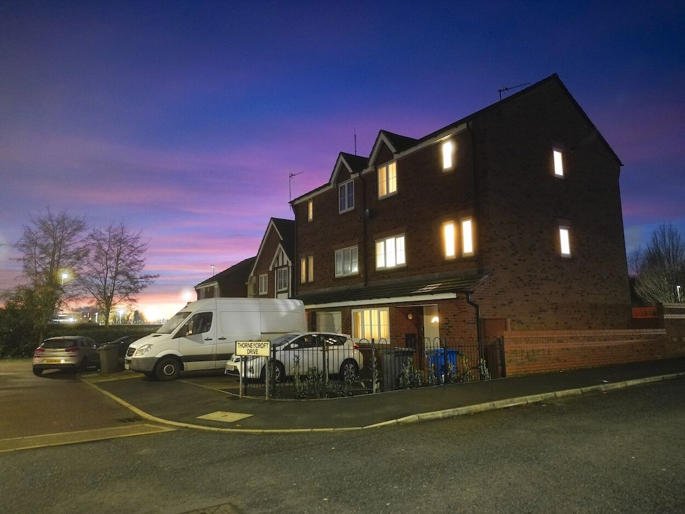 Warrington Suites by Relax Stays