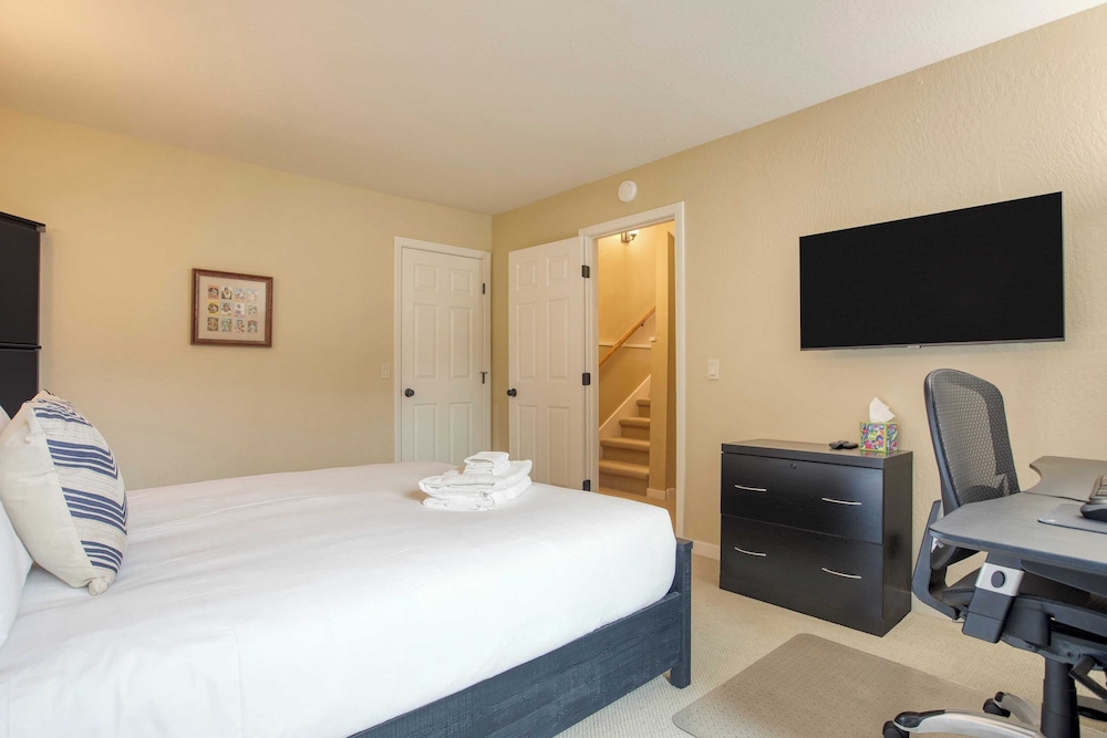 Arrowhead Lakeside Escape by Avantstay 3min Walk to Lake, Private Beach Access