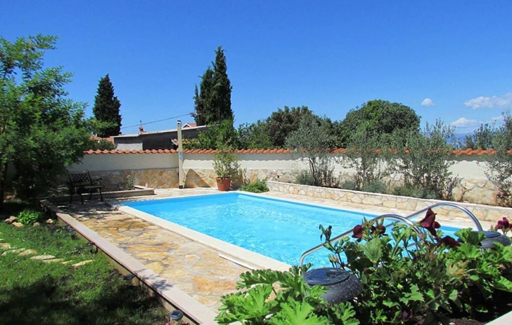 4 Bed Villa Sleeps 9 - Pool, Pets, Garden, Parking view 3