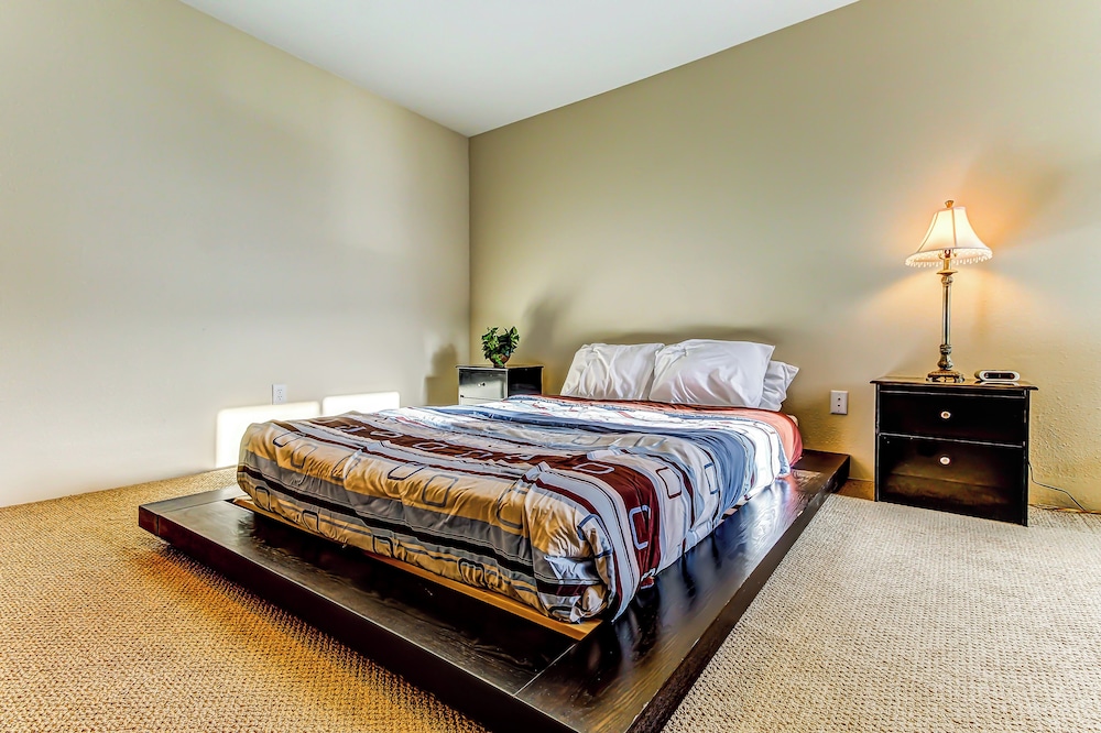 Modern 1BR Mountain View Balcony Steps to Lift