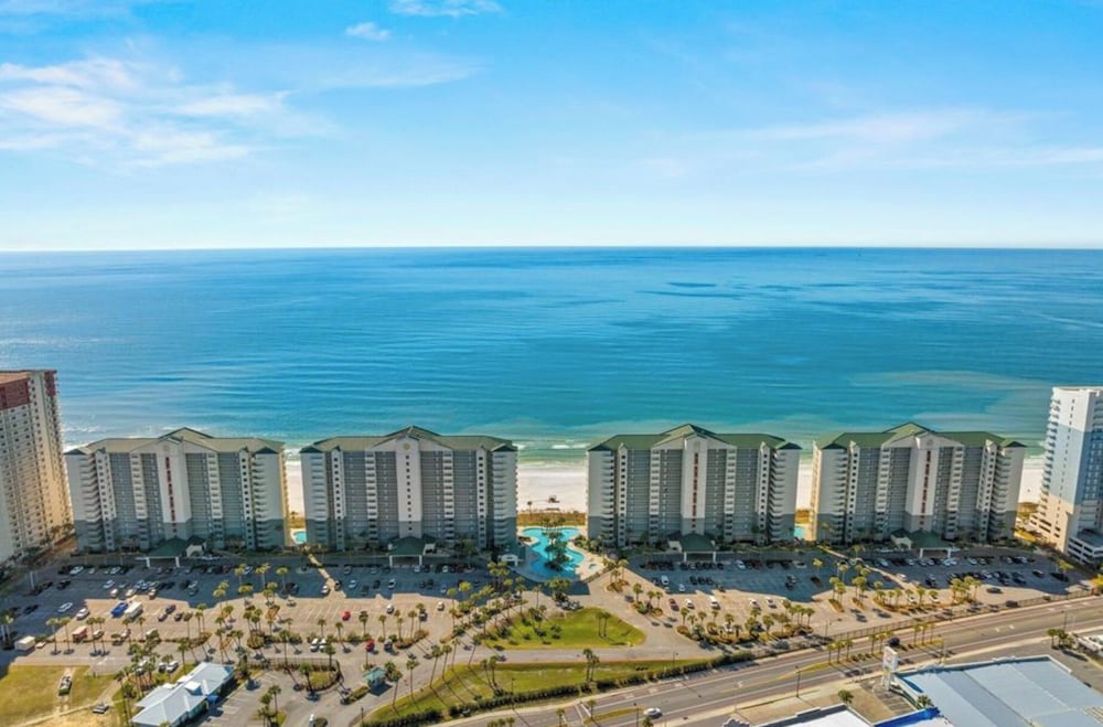 Coastal Hideaway: Cozy Beachfront Studio Sleeps 4 With Stunning Views!