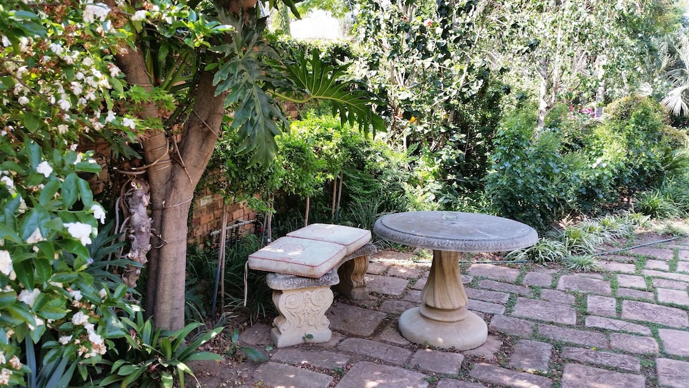 Royal Ridge Guest House and Apartments