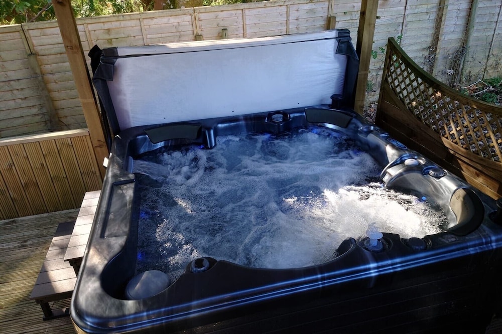 Wildwood Cabin - Sleeps 6, Hot Tub & Parking