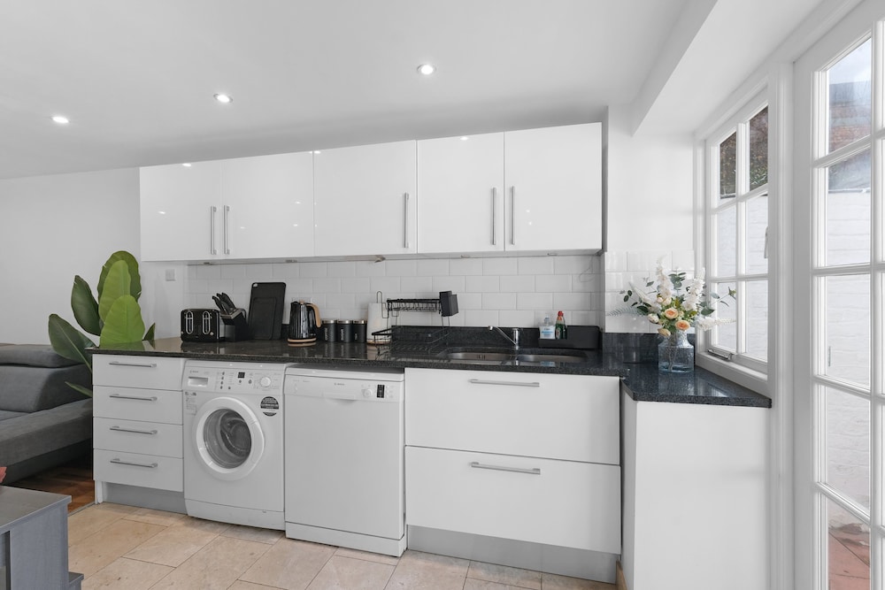 Luxury 3BR 2BA with Hot Tub and Garden