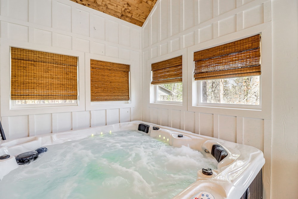 'the Hamilton Heber Springs' Home w/ Hot Tub!
