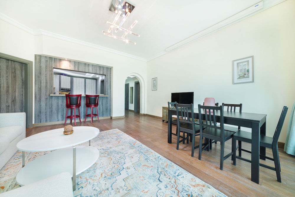 Maison Privee - Beach Access Apt w/ Burj & Sea Views on The Palm