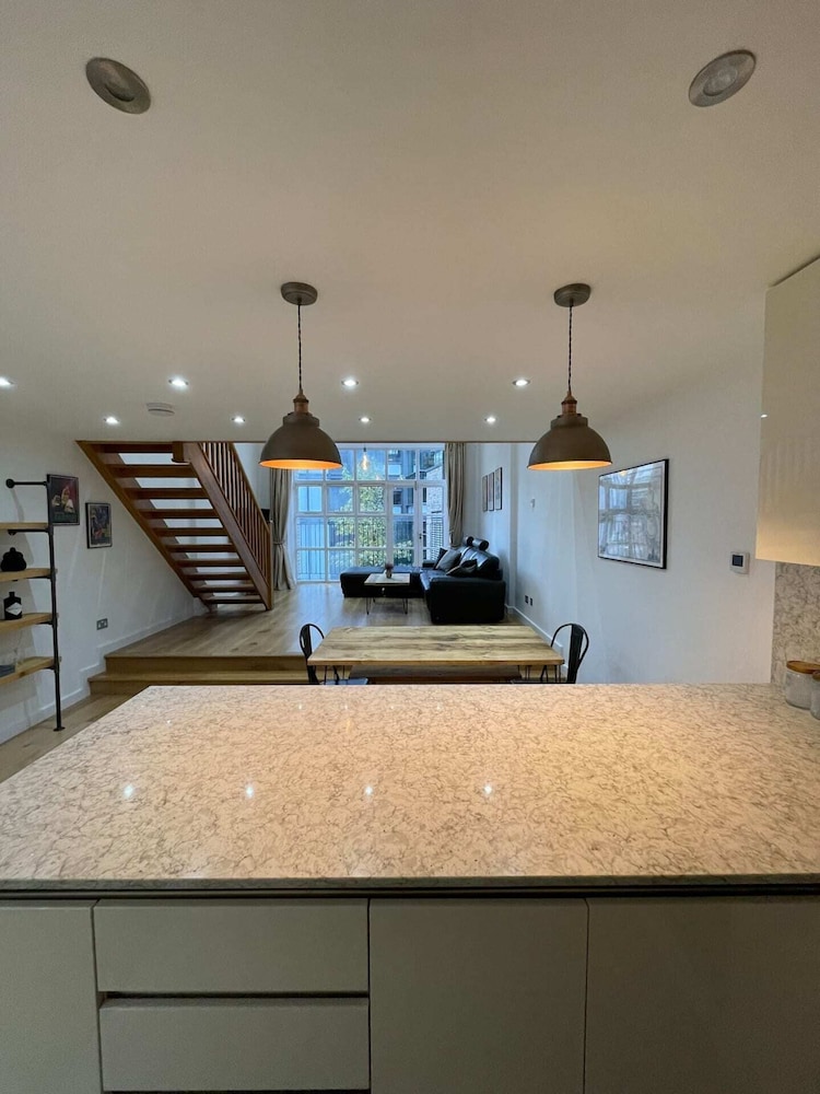 Stunning 3BD Maisonette W/balcony - Old Street!