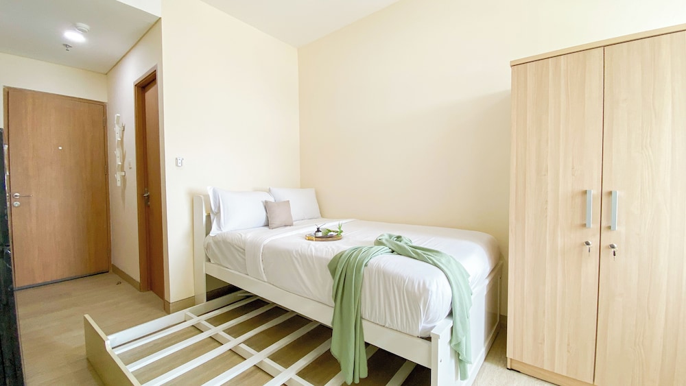 Comfortable And Modern Studio Apartment At B Residence