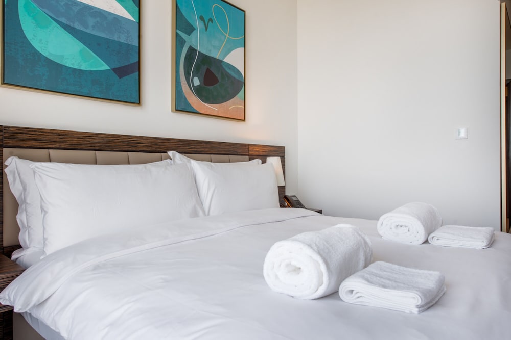 Maison Privee - Chic Coastal Escape w/ Sea Views on Palm Entry