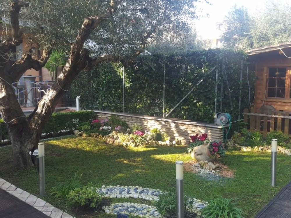 Aurelia Garden Gold Bed & Breakfast