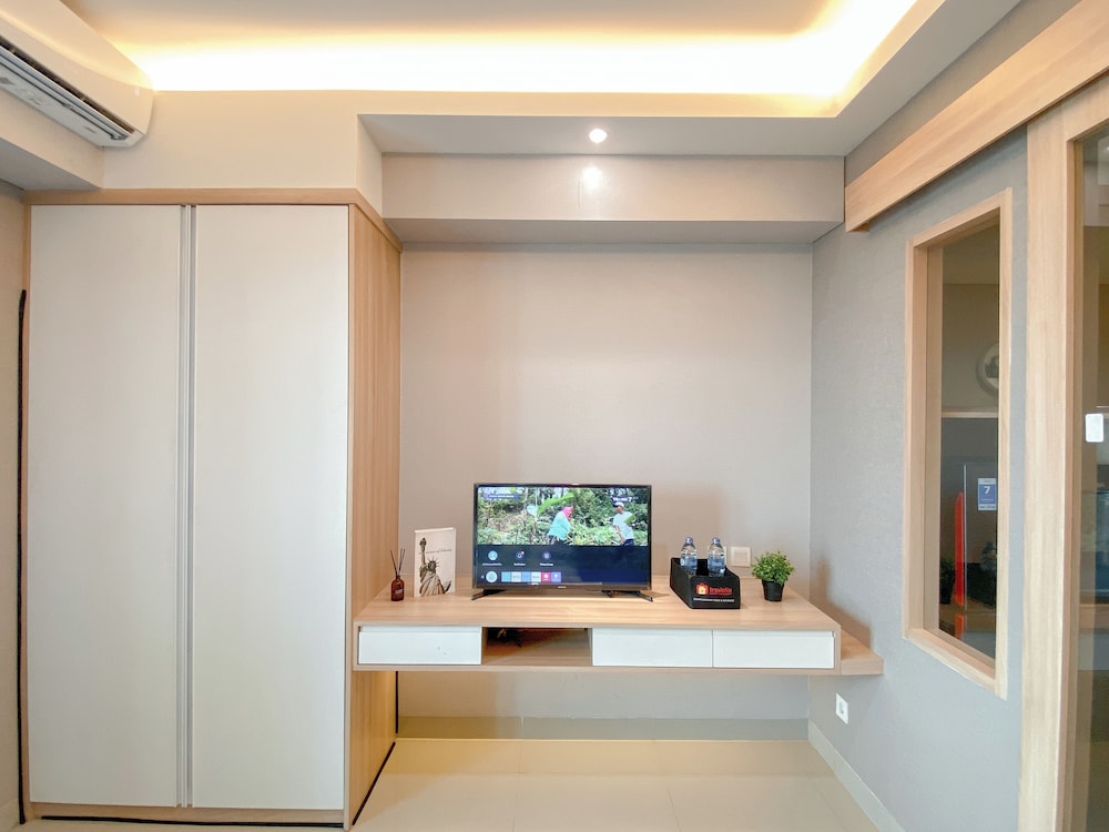 Nice And Elegant Studio At Bintaro Embarcadero Apartment