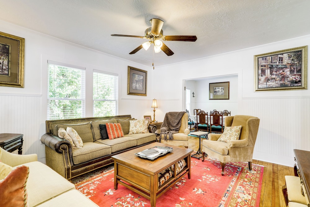 1 Mi to Dtwn! Restored 1930s Brenham Retreat