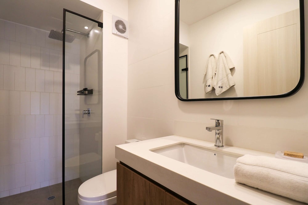 w Elegant 2BR w Balcony Near Larcomar