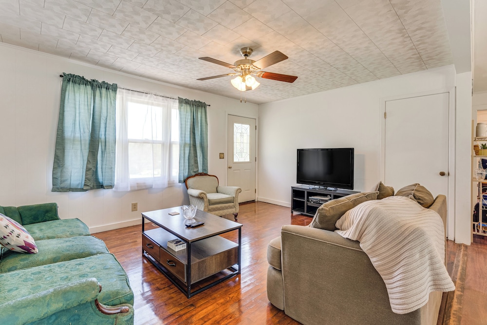 5 Mi to Chatuge Lake: Hayesville Hideaway!