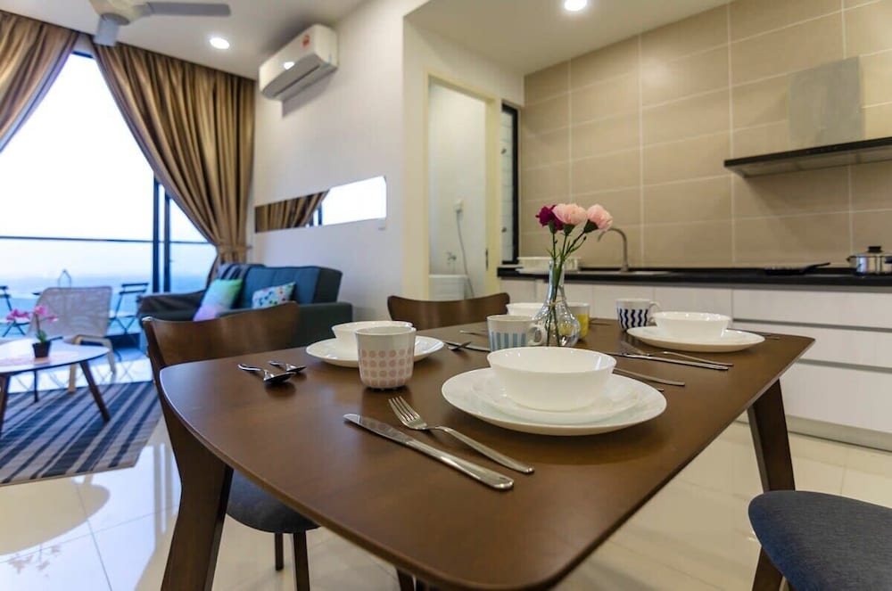 3BR D'pristine Suite Near Legoland, Stunning Views