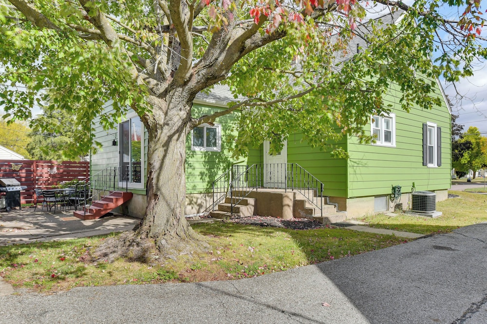 1 Mi to Dtwn Burlington: Modern Home w/ Yard!