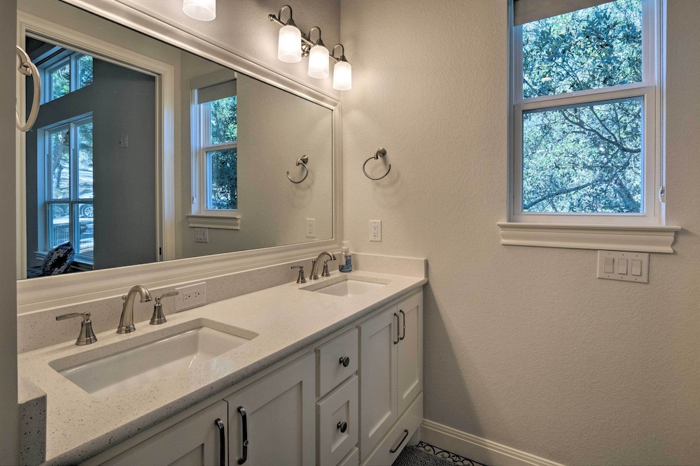 Modern Lake Travis Haven w/ Resort Amenities! - Property Image 22