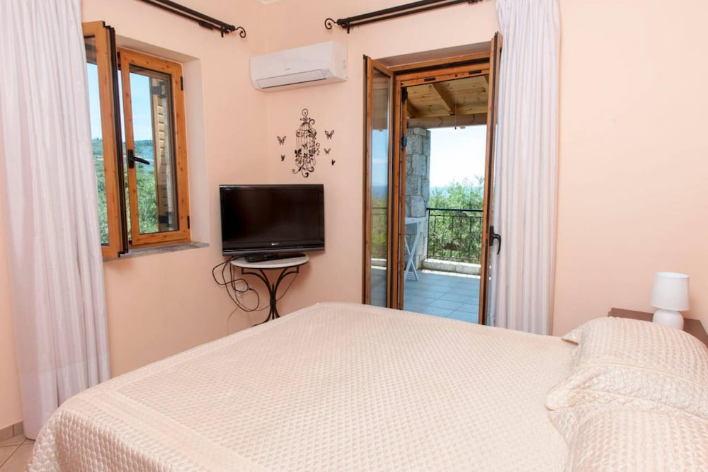 Spacious Villa Stunning Seaview - Perfect Location photo 4