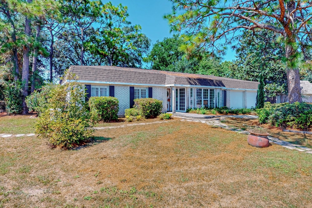 3BR Next to Park w/ Large Yard, AC & W & D