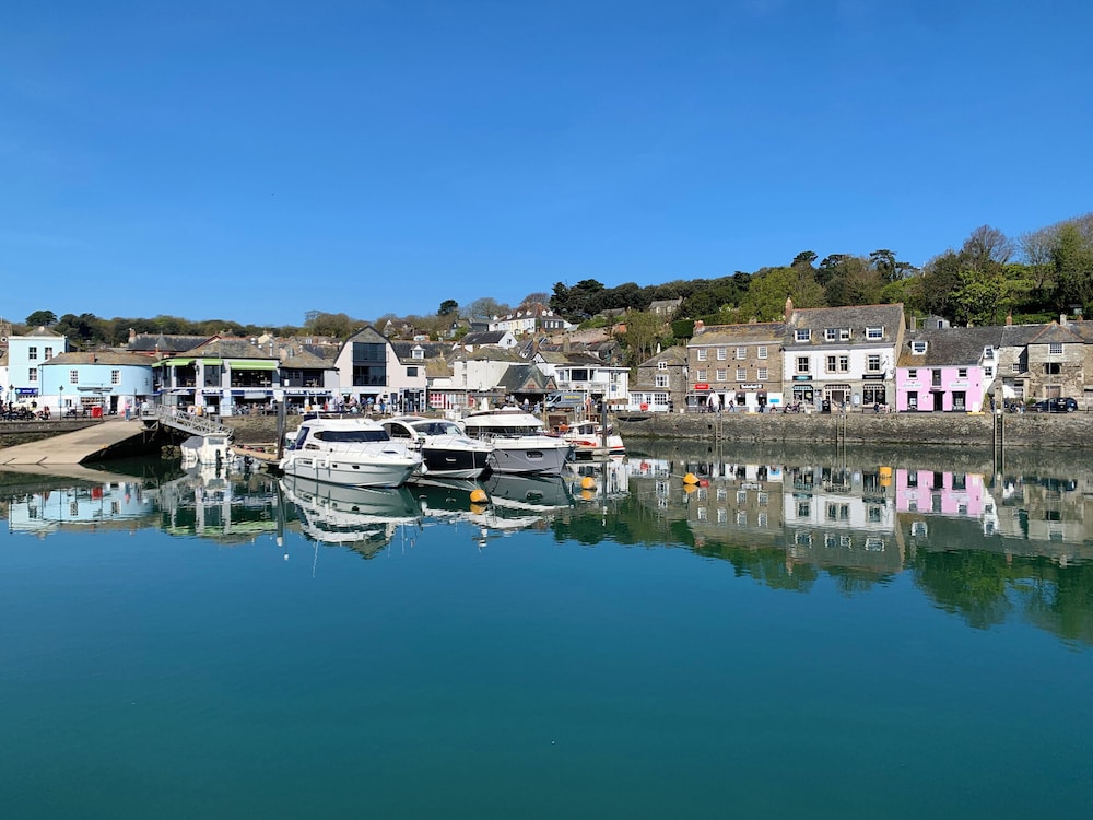 2 Boathouse Terrace