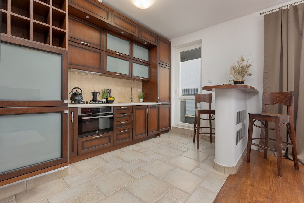 Cozy Apartment Near Airport by Renters view 4