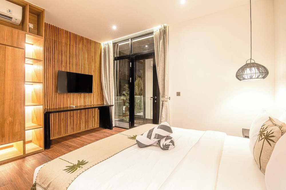 Elegant 6BR Canggu Retreat Just 400m to the Ocean