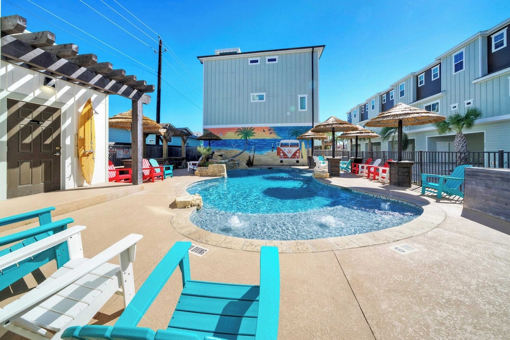 Saltwater Pool, Rooftop Deck w/ View, Near Beach The Blue Crab by Avantstay