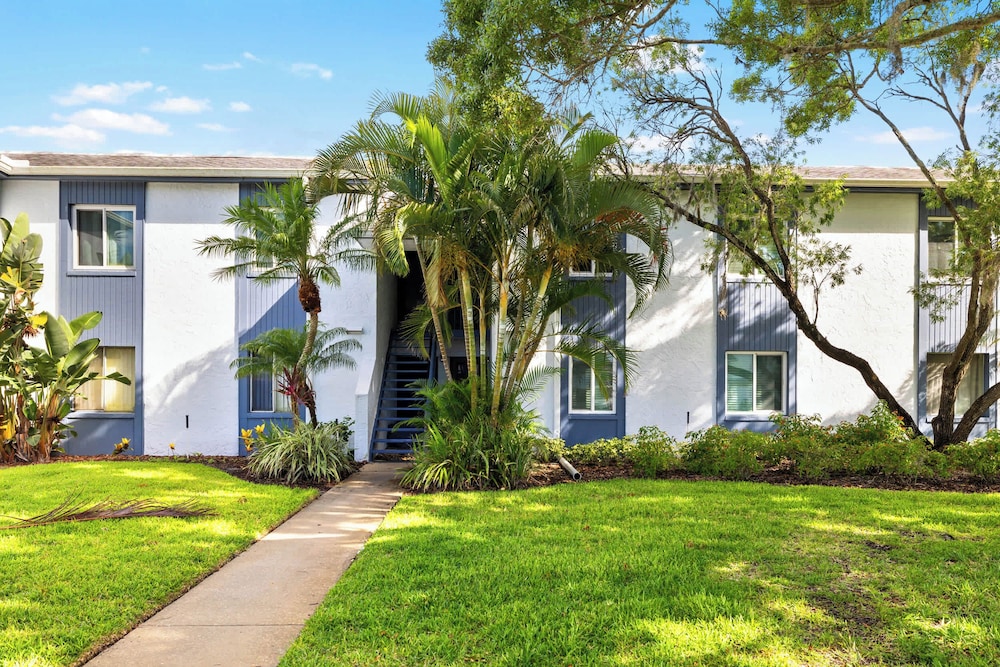 Modern Lakeside Condo 2 Bed, 2 Bath Oldsmar, FL