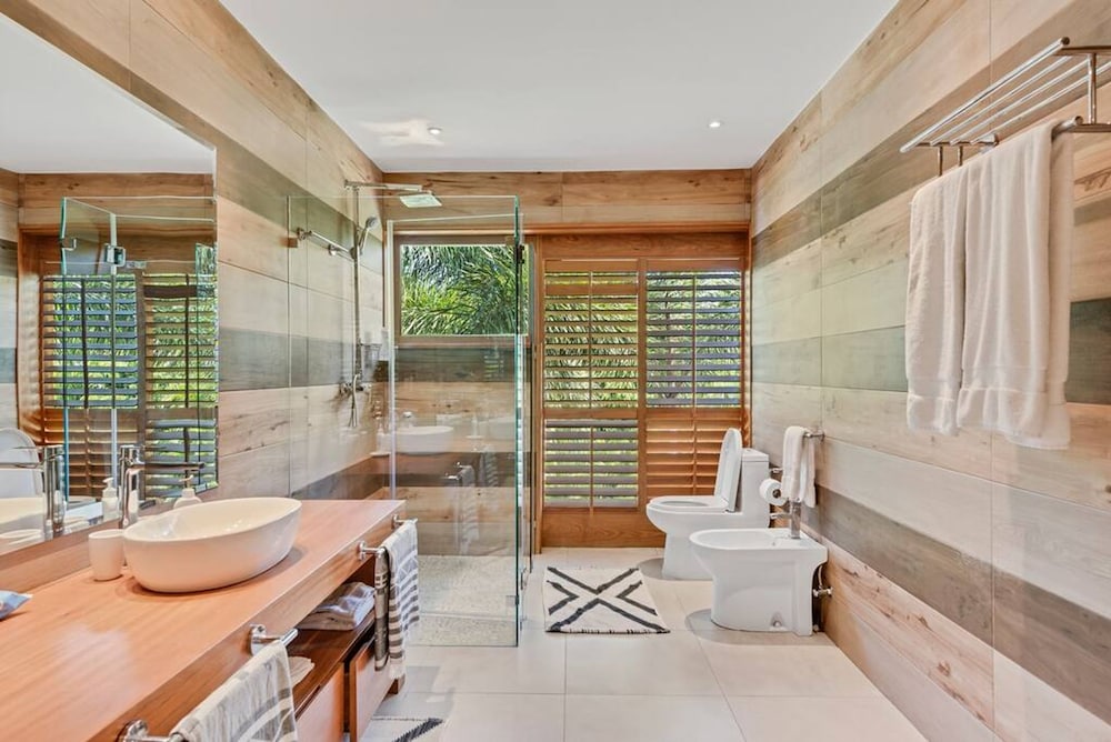 Modern Oasis Stunning Views of Golf Course River