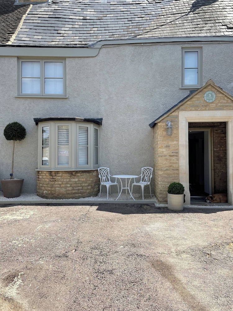 Cottage on High Street, own Parking and EV Charger