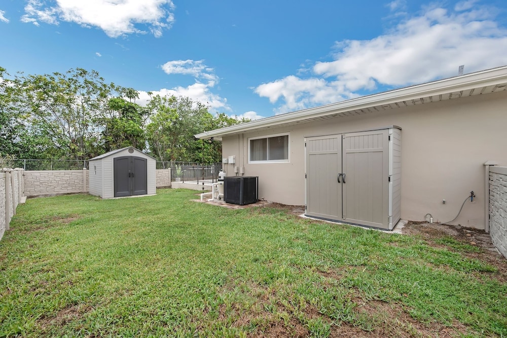 Naples Henrie Hideaway - Private Pool, Pet Friendly 12 Mins From Beach & Downtown 3 Bedroom Home