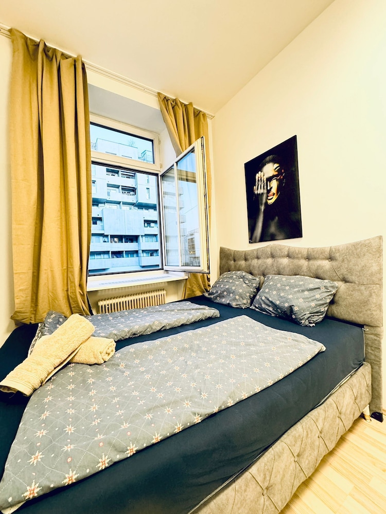 Simple 3BR Apartment for 6 FAC Platz