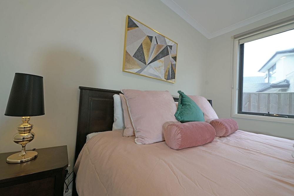 Luxury Waterfront SpaciousHouse Lakeview view 4