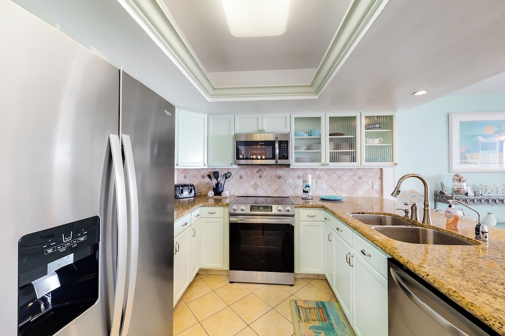 Corner 3BR w/ Gulf Views, Pools, Hot Tub, Sauna