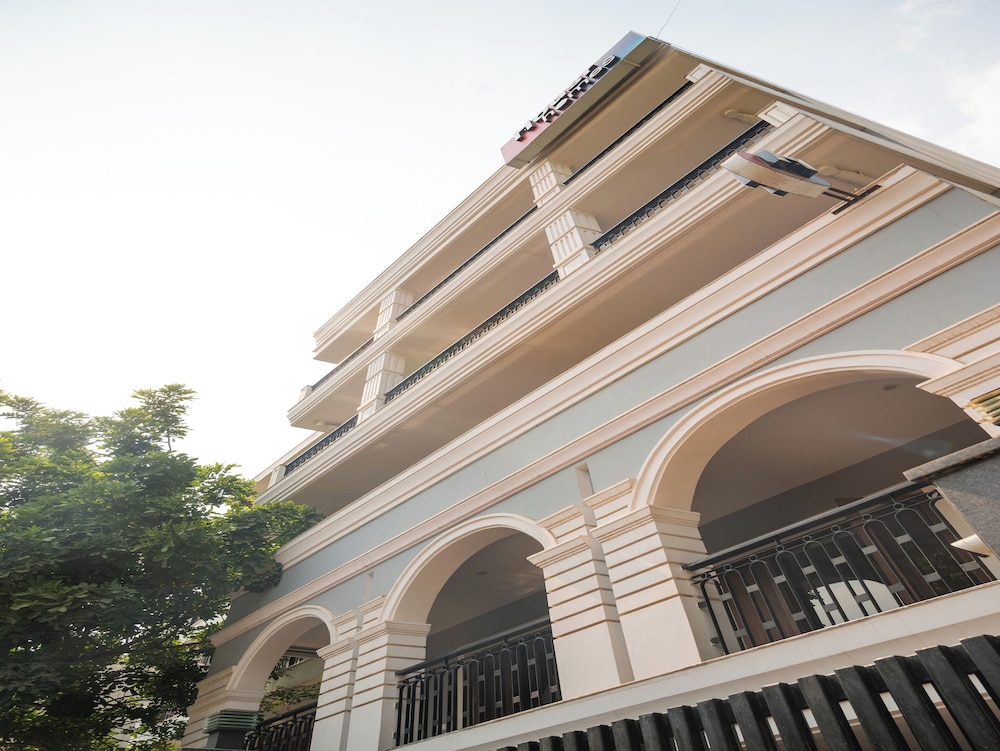 Housr Sector 28 Golf Course Road Next To Phase 1 Metro Station