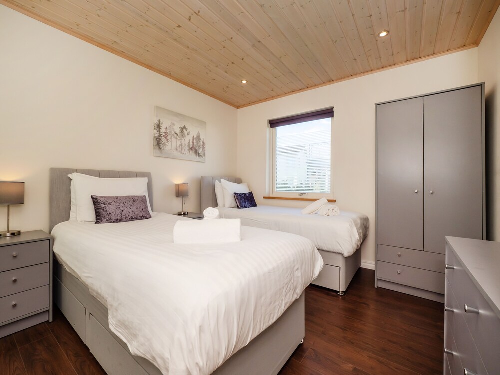 Luxury Lodge w/ Hot Tub on 400-Acre Estate