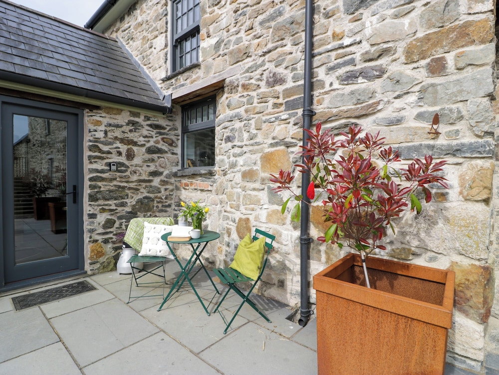 Plas Glan Yr Afon